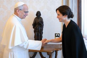 Ayuso entrega al Papa una selección de productos gastronómicos de Madrid