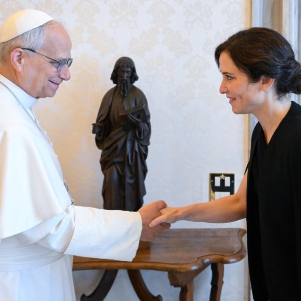 Ayuso entrega al Papa una selección de productos gastronómicos de Madrid