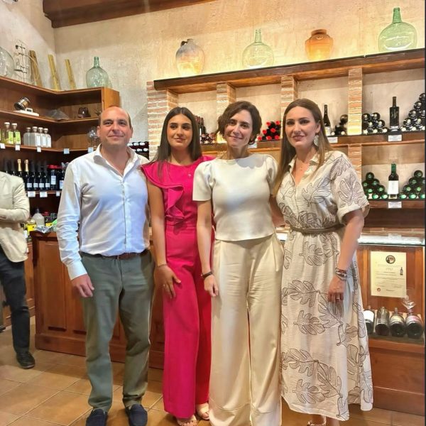 Ayuso visita Bodegas Pedro García en Colmenar de Oreja