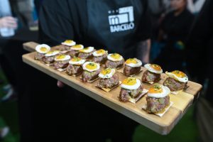Los mercados de Madrid celebran la Hispanidad entre sabores, música y folclore